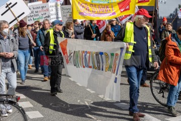 Kundgebung und Demonstration zum 1. Mai 2022 in Kiel | uste/R-mediabase / R-mediabase | <a href=/confor2/?bld=65299&t=d&pst=65282&aid=10&dc=0930&i1=uste/R-mediabase%20/%20R-mediabase><strong>Download Bild 65299...</strong></a> |