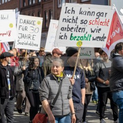 Kundgebung und Demonstration zum 1. Mai 2022 in Kiel <i>Bild 65300 uste</i><br><a href=/confor2/?bld=65300&pst=65282&aid=10>Download (Anfrage)</a>  /  <a href=/?page_id=65282#jig2>zur Galerie</a>