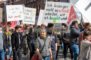 Kundgebung und Demonstration zum 1. Mai 2022 in Kiel | uste/R-mediabase / R-mediabase | <a href=/confor2/?bld=65300&t=d&pst=65282&aid=10&dc=0930&i1=uste/R-mediabase%20/%20R-mediabase><strong>Download Bild 65300...</strong></a> |