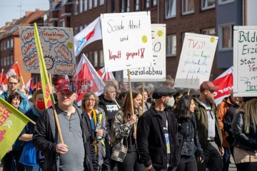 Kundgebung und Demonstration zum 1. Mai 2022 in Kiel | uste/R-mediabase / R-mediabase | <a href=/confor2/?bld=65301&t=d&pst=65282&aid=10&dc=0930&i1=uste/R-mediabase%20/%20R-mediabase><strong>Download Bild 65301...</strong></a> |