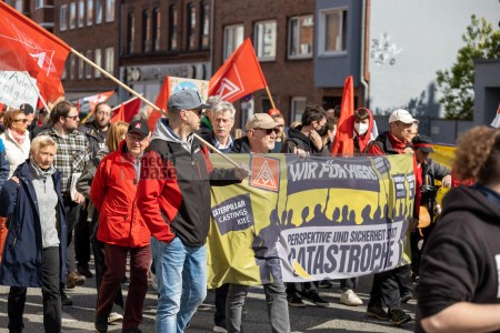 Kundgebung und Demonstration zum 1. Mai 2022 in Kiel <i>Bild 65303 uste</i><br><a href=/email-download/?bld=65303><strong>DirektDownload</strong></a>