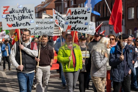 Kundgebung und Demonstration zum 1. Mai 2022 in Kiel <i>Bild 65304 uste</i><br><a href=/email-download/?bld=65304><strong>DirektDownload</strong></a>