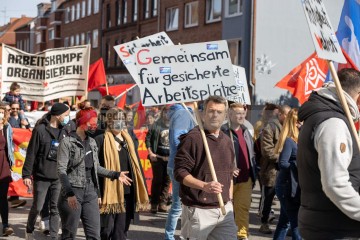 Kundgebung und Demonstration zum 1. Mai 2022 in Kiel <i>Bild 65305 uste</i><br><a href=/confor2/?bld=65305&pst=65282&aid=10>Download (Anfrage)</a>  /  <a href=/?page_id=65282#jig2>zur Galerie</a>