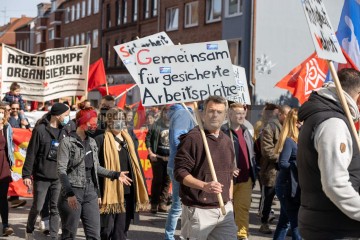 Kundgebung und Demonstration zum 1. Mai 2022 in Kiel | uste/R-mediabase / R-mediabase | <a href=/confor2/?bld=65305&t=d&pst=65282&aid=10&dc=0931&i1=uste/R-mediabase%20/%20R-mediabase><strong>Download Bild 65305...</strong></a> |
