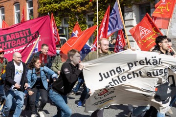 Kundgebung und Demonstration zum 1. Mai 2022 in Kiel <i>Bild 65309 uste</i><br><a href=/confor2/?bld=65309&pst=65282&aid=10>Download (Anfrage)</a>  /  <a href=/?page_id=65282#jig2>zur Galerie</a>