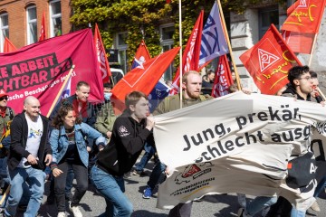 Kundgebung und Demonstration zum 1. Mai 2022 in Kiel | uste/R-mediabase / R-mediabase | <a href=/confor2/?bld=65309&t=d&pst=65282&aid=10&dc=0936&i1=uste/R-mediabase%20/%20R-mediabase><strong>Download Bild 65309...</strong></a> |