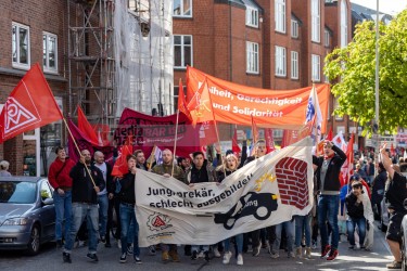 Kundgebung und Demonstration zum 1. Mai 2022 in Kiel <i>Bild  65311 uste</i><br><a href=/confor2/?bld=65311&pst=65282&aid=10>Anfrage <strong>Download</strong></a>