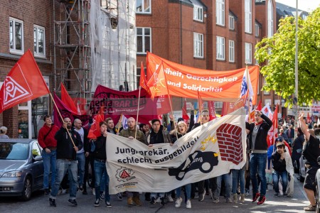 Kundgebung und Demonstration zum 1. Mai 2022 in Kiel <i>Bild 65311 uste</i><br><a href=/email-download/?bld=65311><strong>DirektDownload</strong></a>