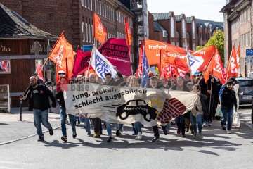Kundgebung und Demonstration zum 1. Mai 2022 in Kiel | uste/R-mediabase / R-mediabase | <a href=/confor2/?bld=65312&t=d&pst=65282&aid=10&dc=0943&i1=uste/R-mediabase%20/%20R-mediabase><strong>Download Bild 65312...</strong></a> |