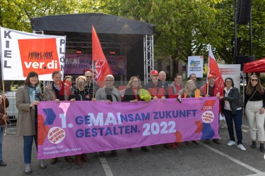 Kundgebung und Demonstration zum 1. Mai 2022 in Kiel <i>Bild  65315 uste</i><br><a href=/confor2/?bld=65315&pst=65282&aid=10>Anfrage <strong>Download</strong></a>