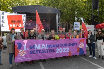 Kundgebung und Demonstration zum 1. Mai 2022 in Kiel | uste/R-mediabase / R-mediabase | <a href=/confor2/?bld=65315&t=d&pst=65282&aid=10&dc=0953&i1=uste/R-mediabase%20/%20R-mediabase><strong>Download Bild 65315...</strong></a> |