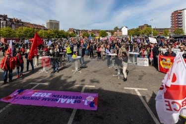 Kundgebung und Demonstration zum 1. Mai 2022 in Kiel <i>Bild  65318 uste</i><br><a href=/confor2/?bld=65318&pst=65282&aid=10>Anfrage <strong>Download</strong></a>