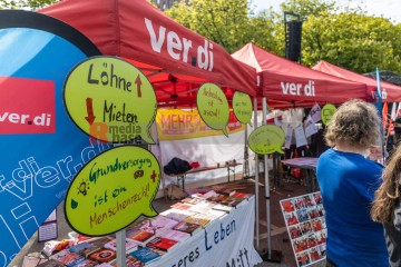 Kundgebung und Demonstration zum 1. Mai 2022 in Kiel | uste/R-mediabase / R-mediabase | <a href=/confor2/?bld=65319&t=d&pst=65282&aid=10&dc=1002&i1=uste/R-mediabase%20/%20R-mediabase><strong>Download Bild 65319...</strong></a> |