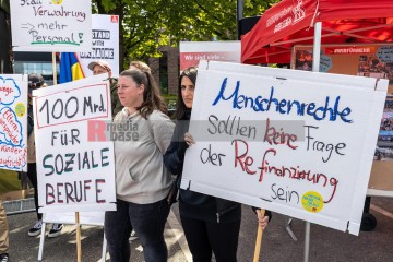Kundgebung und Demonstration zum 1. Mai 2022 in Kiel | uste/R-mediabase / R-mediabase | <a href=/confor2/?bld=65331&t=d&pst=65282&aid=10&dc=1103&i1=uste/R-mediabase%20/%20R-mediabase><strong>Download Bild 65331...</strong></a> |