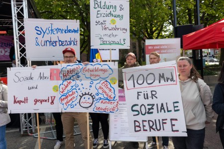 Kundgebung und Demonstration zum 1. Mai 2022 in Kiel <i>Bild 65330 uste</i><br><a href=/email-download/?bld=65330><strong>DirektDownload</strong></a>