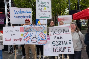 Kundgebung und Demonstration zum 1. Mai 2022 in Kiel | uste/R-mediabase / R-mediabase | <a href=/confor2/?bld=65330&t=d&pst=65282&aid=10&dc=1103&i1=uste/R-mediabase%20/%20R-mediabase><strong>Download Bild 65330...</strong></a> |