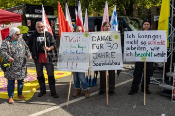 Kundgebung und Demonstration zum 1. Mai 2022 in Kiel | uste/R-mediabase / R-mediabase | <a href=/confor2/?bld=65335&t=d&pst=65282&aid=10&dc=1103&i1=uste/R-mediabase%20/%20R-mediabase><strong>Download Bild 65335...</strong></a> |