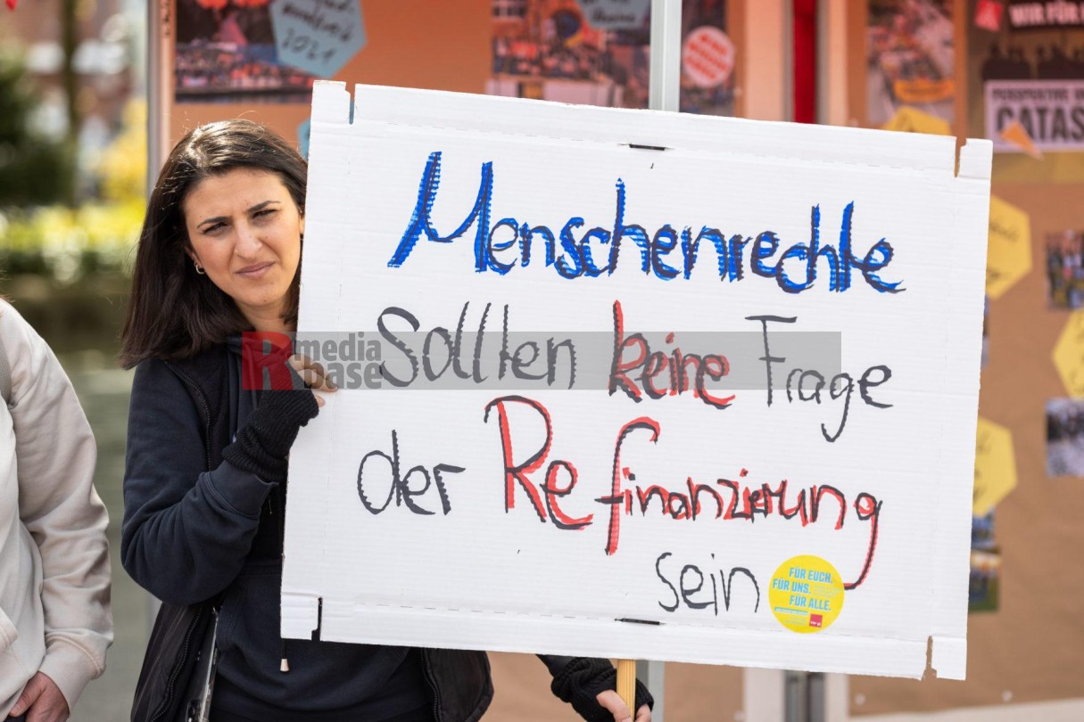 Kundgebung und Demonstration zum 1. Mai 2022 in Kiel <i>Bild  65334 uste</i><br><a href=/confor2/?bld=65334&pst=65282&aid=10>Anfrage <strong>Download</strong></a>