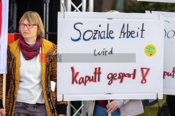 Kundgebung und Demonstration zum 1. Mai 2022 in Kiel | uste/R-mediabase / R-mediabase | <a href=/confor2/?bld=65336&t=d&pst=65282&aid=10&dc=1108&i1=uste/R-mediabase%20/%20R-mediabase><strong>Download Bild 65336...</strong></a> |