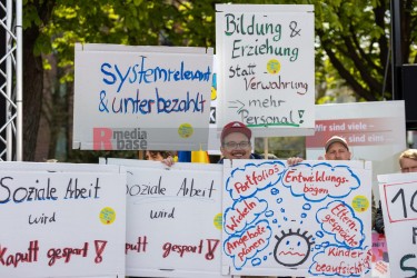 Kundgebung und Demonstration zum 1. Mai 2022 in Kiel <i>Bild  65337 uste</i><br><a href=/confor2/?bld=65337&pst=65282&aid=10>Anfrage <strong>Download</strong></a>