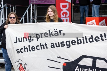 Kundgebung und Demonstration zum 1. Mai 2022 in Kiel <i>Bild  65339 uste</i><br><a href=/confor2/?bld=65339&pst=65282&aid=10>Anfrage <strong>Download</strong></a>