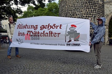 Friedensdemo mit Marsch vom Rudolfplatz zum Heumarkt | broniszbarchive / R-mediabase | <a href=/confor2/?bld=66954&t=d&pst=66953&aid=641&dc=1800&i1=broniszbarchive%20/%20R-mediabase><strong>Download Bild 66954...</strong></a> |