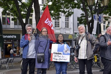 Friedensdemo mit Marsch vom Rudolfplatz zum Heumarkt | broniszbarchive / R-mediabase | <a href=/confor2/?bld=66956&t=d&pst=66953&aid=641&dc=1803&i1=broniszbarchive%20/%20R-mediabase><strong>Download Bild 66956...</strong></a> |