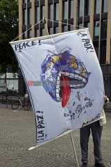 Friedensdemo mit Marsch vom Rudolfplatz zum Heumarkt | broniszbarchive / R-mediabase | <a href=/confor2/?bld=66957&t=d&pst=66953&aid=641&dc=1806&i1=broniszbarchive%20/%20R-mediabase><strong>Download Bild 66957...</strong></a> |