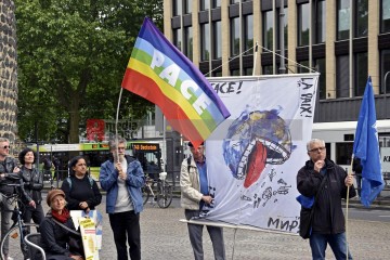 Friedensdemo mit Marsch vom Rudolfplatz zum Heumarkt | broniszbarchive / R-mediabase | <a href=/confor2/?bld=66959&t=d&pst=66953&aid=641&dc=1810&i1=broniszbarchive%20/%20R-mediabase><strong>Download Bild 66959...</strong></a> |
