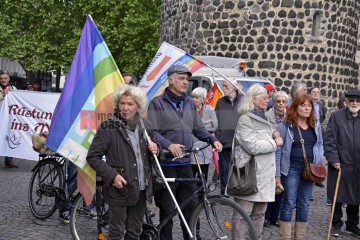Friedensdemo mit Marsch vom Rudolfplatz zum Heumarkt | broniszbarchive / R-mediabase | <a href=/confor2/?bld=66960&t=d&pst=66953&aid=641&dc=1811&i1=broniszbarchive%20/%20R-mediabase><strong>Download Bild 66960...</strong></a> |