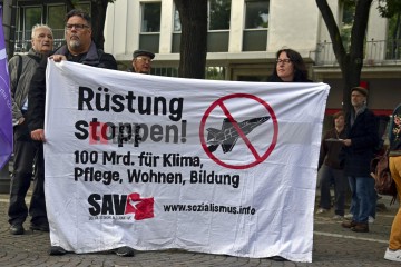 Friedensdemo mit Marsch vom Rudolfplatz zum Heumarkt | broniszbarchive / R-mediabase | <a href=/confor2/?bld=66961&t=d&pst=66953&aid=641&dc=1812&i1=broniszbarchive%20/%20R-mediabase><strong>Download Bild 66961...</strong></a> |