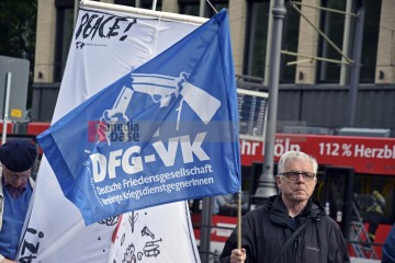 Friedensdemo mit Marsch vom Rudolfplatz zum Heumarkt | broniszbarchive / R-mediabase | <a href=/confor2/?bld=66963&t=d&pst=66953&aid=641&dc=1813&i1=broniszbarchive%20/%20R-mediabase><strong>Download Bild 66963...</strong></a> |