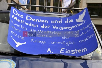 Friedensdemo mit Marsch vom Rudolfplatz zum Heumarkt | broniszbarchive / R-mediabase | <a href=/confor2/?bld=66964&t=d&pst=66953&aid=641&dc=1814&i1=broniszbarchive%20/%20R-mediabase><strong>Download Bild 66964...</strong></a> |