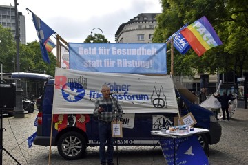 Friedensdemo mit Marsch vom Rudolfplatz zum Heumarkt | broniszbarchive / R-mediabase | <a href=/confor2/?bld=66967&t=d&pst=66953&aid=641&dc=1817&i1=broniszbarchive%20/%20R-mediabase><strong>Download Bild 66967...</strong></a> |