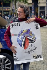 Friedensdemo mit Marsch vom Rudolfplatz zum Heumarkt | broniszbarchive / R-mediabase | <a href=/confor2/?bld=66968&t=d&pst=66953&aid=641&dc=1821&i1=broniszbarchive%20/%20R-mediabase><strong>Download Bild 66968...</strong></a> |