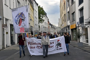 Friedensdemo mit Marsch vom Rudolfplatz zum Heumarkt | broniszbarchive / R-mediabase | <a href=/confor2/?bld=66969&t=d&pst=66953&aid=641&dc=1842&i1=broniszbarchive%20/%20R-mediabase><strong>Download Bild 66969...</strong></a> |