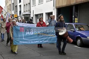 Friedensdemo mit Marsch vom Rudolfplatz zum Heumarkt | broniszbarchive / R-mediabase | <a href=/confor2/?bld=66970&t=d&pst=66953&aid=641&dc=1842&i1=broniszbarchive%20/%20R-mediabase><strong>Download Bild 66970...</strong></a> |