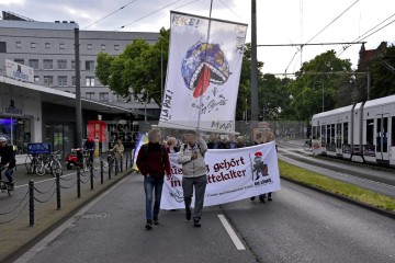 Friedensdemo mit Marsch vom Rudolfplatz zum Heumarkt | broniszbarchive / R-mediabase | <a href=/confor2/?bld=66971&t=d&pst=66953&aid=641&dc=1844&i1=broniszbarchive%20/%20R-mediabase><strong>Download Bild 66971...</strong></a> |