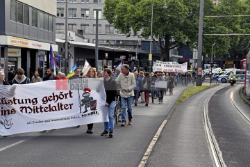 Friedensdemo mit Marsch vom Rudolfplatz zum Heumarkt | broniszbarchive / R-mediabase | <a href=/confor2/?bld=66972&t=d&pst=66953&aid=641&dc=1844&i1=broniszbarchive%20/%20R-mediabase><strong>Download Bild 66972...</strong></a> |