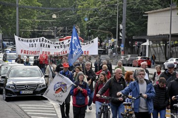 Friedensdemo mit Marsch vom Rudolfplatz zum Heumarkt | broniszbarchive / R-mediabase | <a href=/confor2/?bld=66974&t=d&pst=66953&aid=641&dc=1846&i1=broniszbarchive%20/%20R-mediabase><strong>Download Bild 66974...</strong></a> |