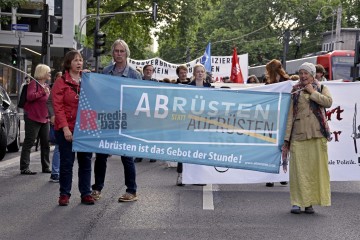 Friedensdemo mit Marsch vom Rudolfplatz zum Heumarkt | broniszbarchive / R-mediabase | <a href=/confor2/?bld=66975&t=d&pst=66953&aid=641&dc=1849&i1=broniszbarchive%20/%20R-mediabase><strong>Download Bild 66975...</strong></a> |