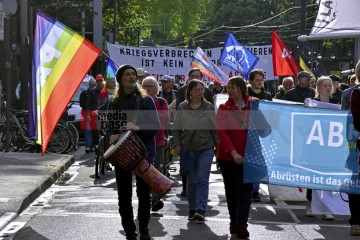 Friedensdemo mit Marsch vom Rudolfplatz zum Heumarkt | broniszbarchive / R-mediabase | <a href=/confor2/?bld=66976&t=d&pst=66953&aid=641&dc=1851&i1=broniszbarchive%20/%20R-mediabase><strong>Download Bild 66976...</strong></a> |