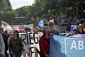 Friedensdemo mit Marsch vom Rudolfplatz zum Heumarkt | broniszbarchive / R-mediabase | <a href=/confor2/?bld=66977&t=d&pst=66953&aid=641&dc=1852&i1=broniszbarchive%20/%20R-mediabase><strong>Download Bild 66977...</strong></a> |