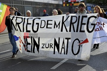 Friedensdemo mit Marsch vom Rudolfplatz zum Heumarkt | broniszbarchive / R-mediabase | <a href=/confor2/?bld=66980&t=d&pst=66953&aid=641&dc=1901&i1=broniszbarchive%20/%20R-mediabase><strong>Download Bild 66980...</strong></a> |
