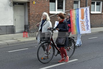 Friedensdemo mit Marsch vom Rudolfplatz zum Heumarkt | broniszbarchive / R-mediabase | <a href=/confor2/?bld=66982&t=d&pst=66953&aid=641&dc=1904&i1=broniszbarchive%20/%20R-mediabase><strong>Download Bild 66982...</strong></a> |