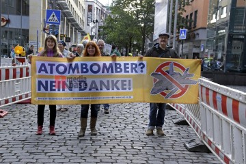 Friedensdemo mit Marsch vom Rudolfplatz zum Heumarkt | broniszbarchive / R-mediabase | <a href=/confor2/?bld=66983&t=d&pst=66953&aid=641&dc=1907&i1=broniszbarchive%20/%20R-mediabase><strong>Download Bild 66983...</strong></a> |