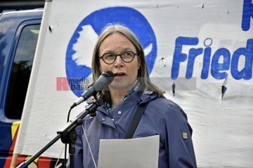 Friedensdemo mit Marsch vom Rudolfplatz zum Heumarkt | broniszbarchive / R-mediabase | <a href=/confor2/?bld=66984&t=d&pst=66953&aid=641&dc=1914&i1=broniszbarchive%20/%20R-mediabase><strong>Download Bild 66984...</strong></a> |