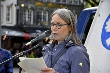 Friedensdemo mit Marsch vom Rudolfplatz zum Heumarkt | broniszbarchive / R-mediabase | <a href=/confor2/?bld=66985&t=d&pst=66953&aid=641&dc=1914&i1=broniszbarchive%20/%20R-mediabase><strong>Download Bild 66985...</strong></a> |
