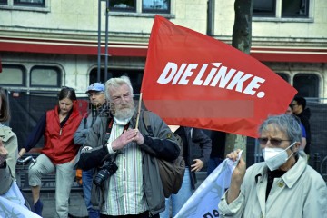 Friedensdemo mit Marsch vom Rudolfplatz zum Heumarkt | broniszbarchive / R-mediabase | <a href=/confor2/?bld=66986&t=d&pst=66953&aid=641&dc=1918&i1=broniszbarchive%20/%20R-mediabase><strong>Download Bild 66986...</strong></a> |