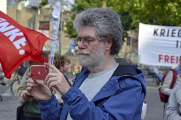 Friedensdemo mit Marsch vom Rudolfplatz zum Heumarkt | broniszbarchive / R-mediabase | <a href=/confor2/?bld=66990&t=d&pst=66953&aid=641&dc=1921&i1=broniszbarchive%20/%20R-mediabase><strong>Download Bild 66990...</strong></a> |